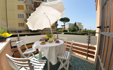 Carnevale: Proprietà, Tavolo, Mobilia, Balcone, Giallo, Camera, Ristorante, Appartamento, Immobiliare, Costruzione