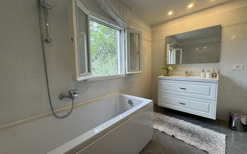 Casa Romana: Idraulico Fixture, Bagno, Vasca Da Bagno, Rubinetto, Idraulico, Pavimentazione, Pavimento, Interior Design, Lavello, Mobiletto Del Bagno