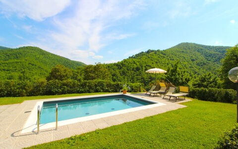 La Casa del Nonno: Acqua, Cielo, Nube, Pianta, Verde, Piscina, Azzurro, Paesaggio Naturale, Albero, Costruzione