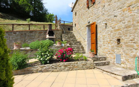 La Casa del Nonno: Pianta, Costruzione, Cielo, Finestra, Fiore, Albero, Manto Stradale, Porta, Vaso Di Fiori, Casa