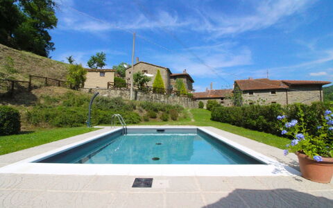 La Casa del Nonno: Acqua, Pianta, Nube, Cielo, Proprietà, Costruzione, Blu, Piscina, Albero, Vaso Di Fiori