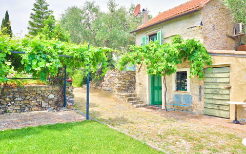 Country Home Il Passatempo: Proprietà, Verde, Casa, Parete, Costruzione, Immobiliare, Casa, Albero, Cortile, Erba