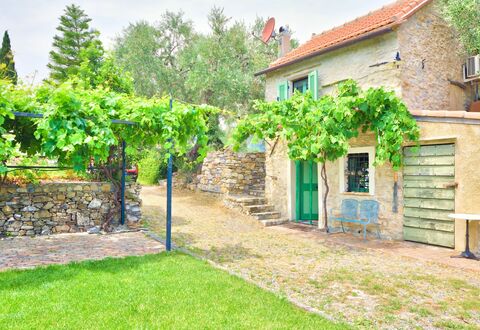 Country Home Il Passatempo: Proprietà, Verde, Casa, Parete, Costruzione, Immobiliare, Casa, Albero, Cortile, Erba