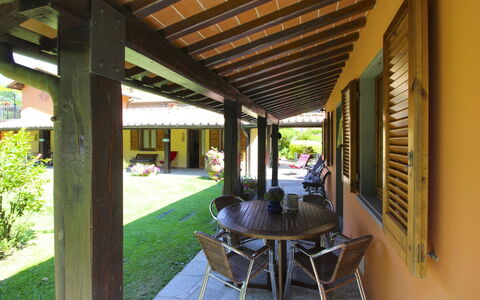 Villa le Balze: Legna, Portico, Mobilia, Shade, Casa, Porta, Struttura Esterna, Backyard, Color Legno, Vaso Di Fiori