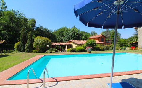 Villa le Balze: Cielo, Pianta, Proprietà, Costruzione, Ombrello, Blu, Verde, Piscina, Shade, Azzurro