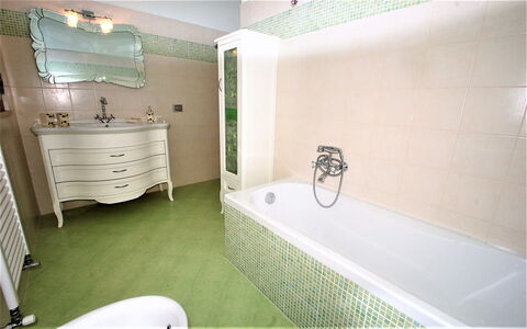 Villa Leo: Bagno, Camera, Proprietà, Vasca Da Bagno, Immobiliare, Interior Design, Piastrella, Architettura, Casa, Costruzione