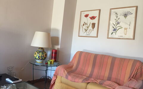 Casa Alla Minuccia Di Villa a Sesta: Camera, Mobilia, Soggiorno, Proprietà, Interior Design, Giallo, Parete, Rosa, Divano, Tavolo