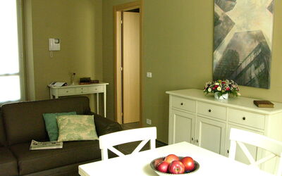 Santa Giulia Bilocale Suites: Camera, Mobilia, Proprietà, Interior Design, Soggiorno, Parete, Tavolo, Costruzione, Casa, Pavimento