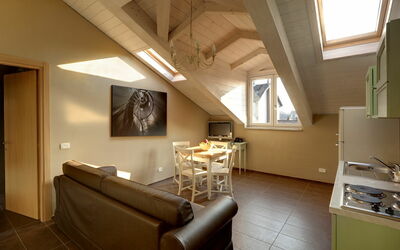 Santa Giulia Trilocale: Camera, Interior Design, Proprietà, Soffitto, Costruzione, Mobilia, Pavimento, Illuminazione Diurna, Soggiorno, Illuminazione