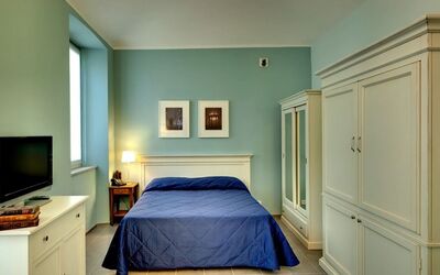 Santa Giulia Studio: Camera Da Letto, Camera, Letto, Mobilia, Lenzuolo, Proprietà, Blu, Parete, Pavimento, Bedding