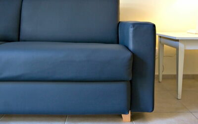 Santa Giulia Bilocale Executive: Mobilia, Divano, Blu, Divano Letto, Divano Letto, Sedia, Camera, Pavimento, Interior Design, Soggiorno