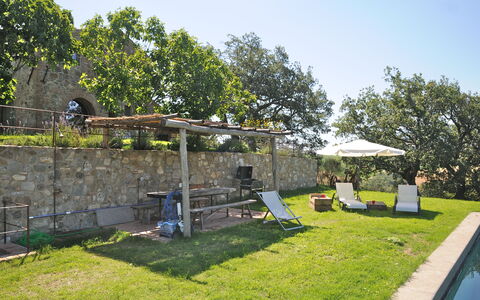 Podere Palazzo: Proprietà, Parete, Casa, Cortile, Costruzione, Immobiliare, Casa, Erba, Giardino, Albero