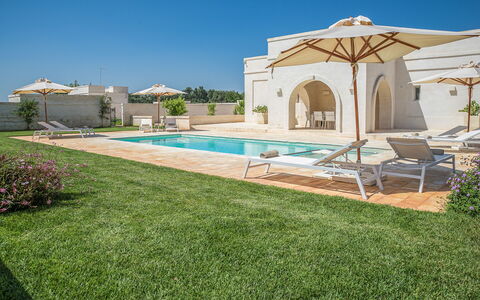 Il Casalino - Corte dei Messapi: Cielo, Pianta, Shade, Lotto, Piscina, Erba, Casa, Paesaggio, Immobiliare, Mobili Da Esterno