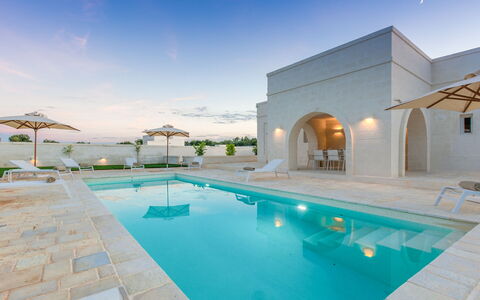 Il Casalino - Corte dei Messapi: Acqua, Cielo, Proprietà, Pianta, Costruzione, Piscina, Azzurro, Interior Design, Finestra, Tempo Libero