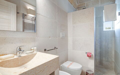 Il Casalino - Corte dei Messapi: Idraulico Fixture, Rubinetto, Proprietà, Lavello, Lavandino Del Bagno, Bagno, Interior Design, Architettura, Specchio