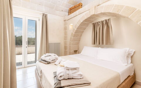 Il Casalino - Corte dei Messapi: Mobilia, Proprietà, Costruzione, Comfort, Tessile, Legna, Interior Design, Telaio Del Letto, Pavimento, Letto