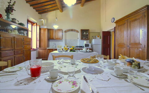 Galleria di Brolio: Mobilia, Tavolo, Tavola, Interior Design, Tovaglia, Cucina & Sala Da Pranzo Tavolo, Illuminazione, Sala Da Pranzo, Pavimentazione, Sedia