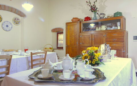 Galleria di Brolio: Mobilia, Tavola, Tavolo, Tovaglia, Interior Design, Sala Da Pranzo, Cucina & Sala Da Pranzo Tavolo, Serveware, Dishware, Illuminazione