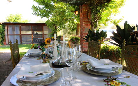 Galleria di Brolio: Pianta, Tavola, Tavolo, Proprietà, Mobilia, Dishware, Stemware, Tovaglia, Decorazione, Bicchieri
