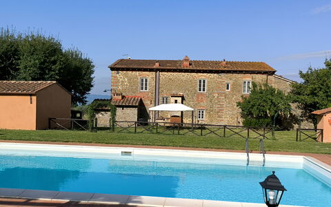 La Gropina Di Loro Ciuffenna: Acqua, Costruzione, Pianta, Cielo, Piscina, Finestra, Azzurro, Albero, Shade, Casa