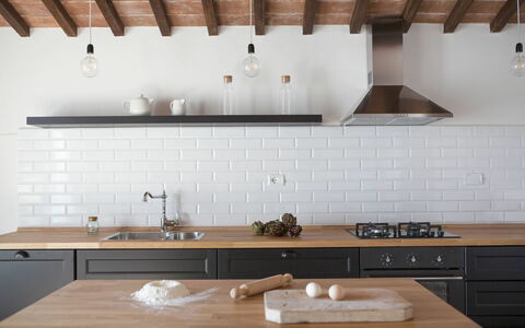Quercia Al Poggio - Weddings And Events: Controsoffitto, Cabinetry, Proprietà, Mobilia, Cucina, Lavandino Della Cucina, Legna, Rubinetto, Interior Design, Lavello
