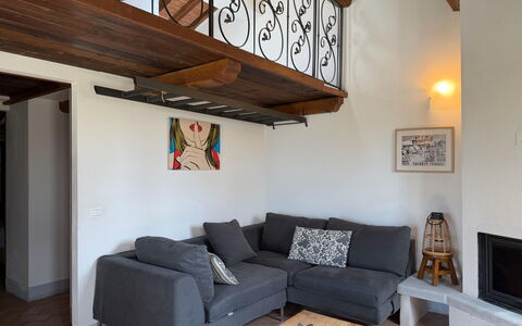 Villa Eleonora: Mobilia, Interior Design, Pavimentazione, Pavimento, Divano, Legna, Soffitto, Camera, Soggiorno, Illuminazione