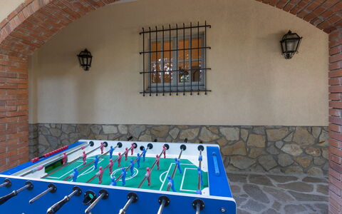 Villa Mimosa: Finestra, Acqua, Architettura, Costruzione, Legna, Tempo Libero, Giochi Al Coperto E Sport, Simmetria