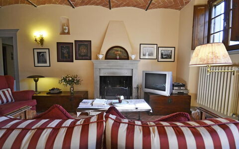 Villa Santa Maria: Camera, Mobilia, Camera Da Letto, Letto, Proprietà, Lenzuolo, Interior Design, Telaio Del Letto, Soffitto, Bedding