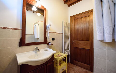 Villa Rubino: Bagno, Camera, Proprietà, Costruzione, Piastrella, Interior Design, Casa, Immobiliare, Mobiletto Del Bagno, Architettura