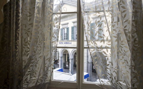 Appartamento Il Teatro: Architettura, Tenda, Interior Design, Finestra, Costruzione, Camera, Tessile, Finestra Trattamento, Illuminazione Diurna, Bicchiere