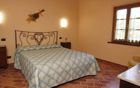 Villa Camelia: Camera Da Letto, Letto, Camera, Lenzuolo, Mobilia, Bedding, Proprietà, Parete, Pavimento, Telaio Del Letto