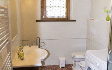 Villa Camelia: Bagno, Camera, Proprietà, Pavimento, Interior Design, Costruzione, Piastrella, Casa, Idraulico Fixture, Lavello