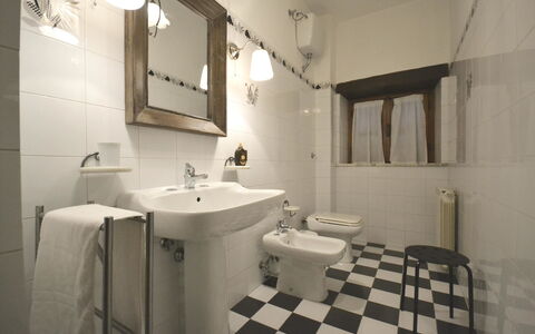 Casa i Pini: Bagno, Proprietà, Camera, Interior Design, Piastrella, Pavimento, Costruzione, Parete, Lavello, Architettura