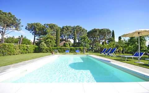 Casa i Pini: Piscina, Proprietà, Immobiliare, Tempo Libero, Ricorrere, Estate, Cielo, Casa, Vacanza, Costruzione