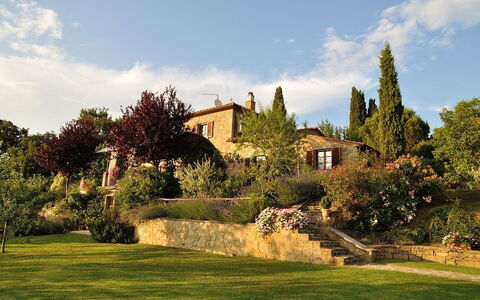 Villa Rosmarino: Proprietà, Paesaggio Naturale, Cielo, Estate, Casa, Erba, Casa, Albero, Costruzione, Nube