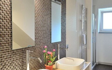 Villa Rosmarino: Bagno, Camera, Proprietà, Lavello, Interior Design, Piastrella, Costruzione, Idraulico Fixture, Architettura, Parete
