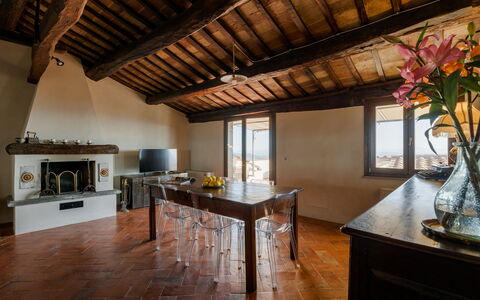 Terrazza Cortonese: Tavolo, Fiore, Mobilia, Legna, Costruzione, Interior Design, Controsoffitto, Pianta, Cabinetry, Cucina