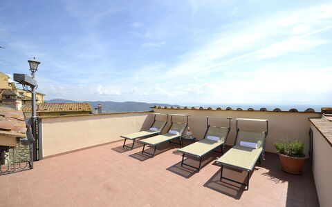Terrazza Cortonese: Proprietà, Tetto, Costruzione, Camera, Casa, Immobiliare, Architettura, Cielo, Appartamento, Casa
