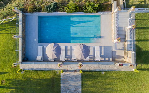 Villa Chiara: Blu, Albero, Erba, Casa, Casa, Lotto, Finestra, Tetto, Costruzione