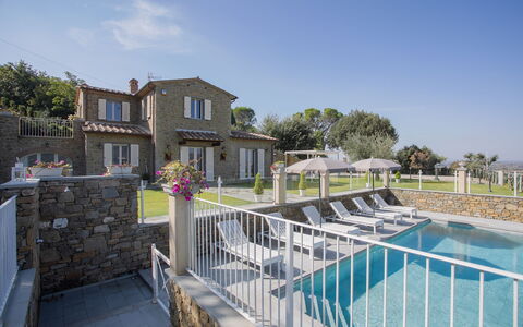 Villa Chiara: Proprietà, Casa, Costruzione, Zona Residenziale, Immobiliare, Casa, Architettura, Estate, Appartamento, Cielo