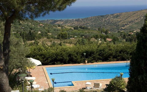 Villa Ivoni: Piscina, Proprietà, Azzurro, Vacanza, Casa, Villa, Ricorrere, Albero, Immobiliare, Estate