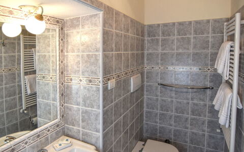 Villa Il Palazzo: Bagno, Camera, Piastrella, Proprietà, Parete, Pavimento, Immobiliare, Interior Design, Idraulico Fixture, Marmo