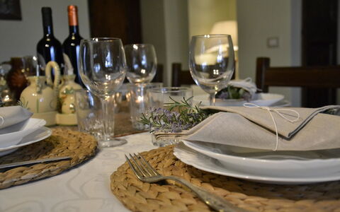 Villa Il Borgo: Tovaglia, Tavolo, Dishware, Bicchiere Di Vino, Cibo, Stemware, Tavola, Piatto
