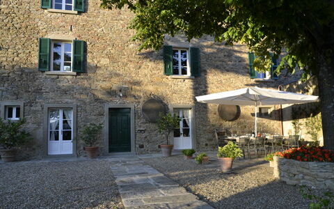 Villa Il Borgo: Proprietà, Casa, Costruzione, Casa, Immobiliare, Villetta, Cortile, Architettura, Estate, Cobblestone