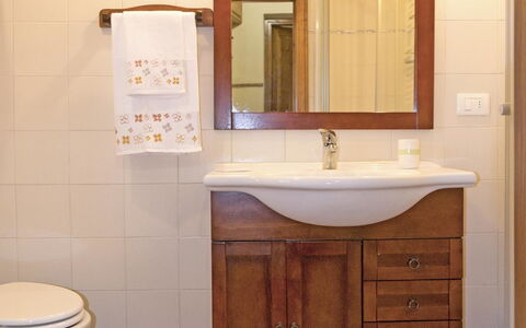 Casa Cristina: Bagno, Mobiletto Del Bagno, Camera, Proprietà, Bagno Accessorio, Piastrella, Mobilia, Gabinetto, Interior Design, Idraulico Fixture