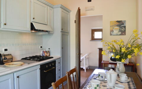 Villa San Pietro: Camera, Proprietà, Controsoffitto, Cucina, Mobilia, Costruzione, Casa, Giallo, Cabinetry, Casa