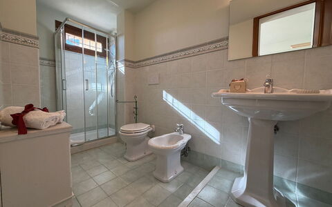 Villa Mira: Pavimentazione, Pavimento, Idraulico Fixture, Interior Design, Lavello, Rubinetto, Bagno, Idraulico, Lavandino Del Bagno, Camera