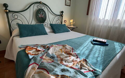 Villa Mira: Camera Da Letto, Biancheria, Interior Design, Mobilia, Lenzuolo, Letto, Tessile, Bedding, Camera, Pavimento