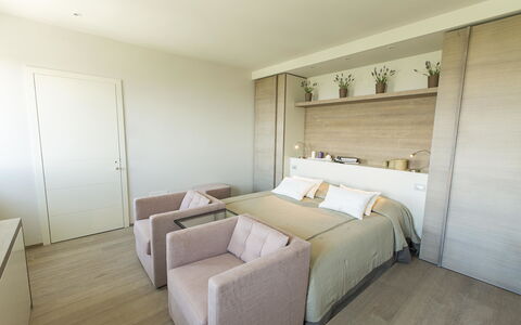 Villa Degli Ulivi: Camera, Proprietà, Mobilia, Camera Da Letto, Interior Design, Letto, Pavimento, Costruzione, Parete, Casa