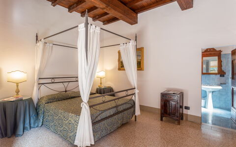 Villa Francesca: Letto, Camera, Proprietà, Mobilia, Camera Da Letto, Pavimento, Telaio Del Letto, Soffitto, Interior Design, Casa